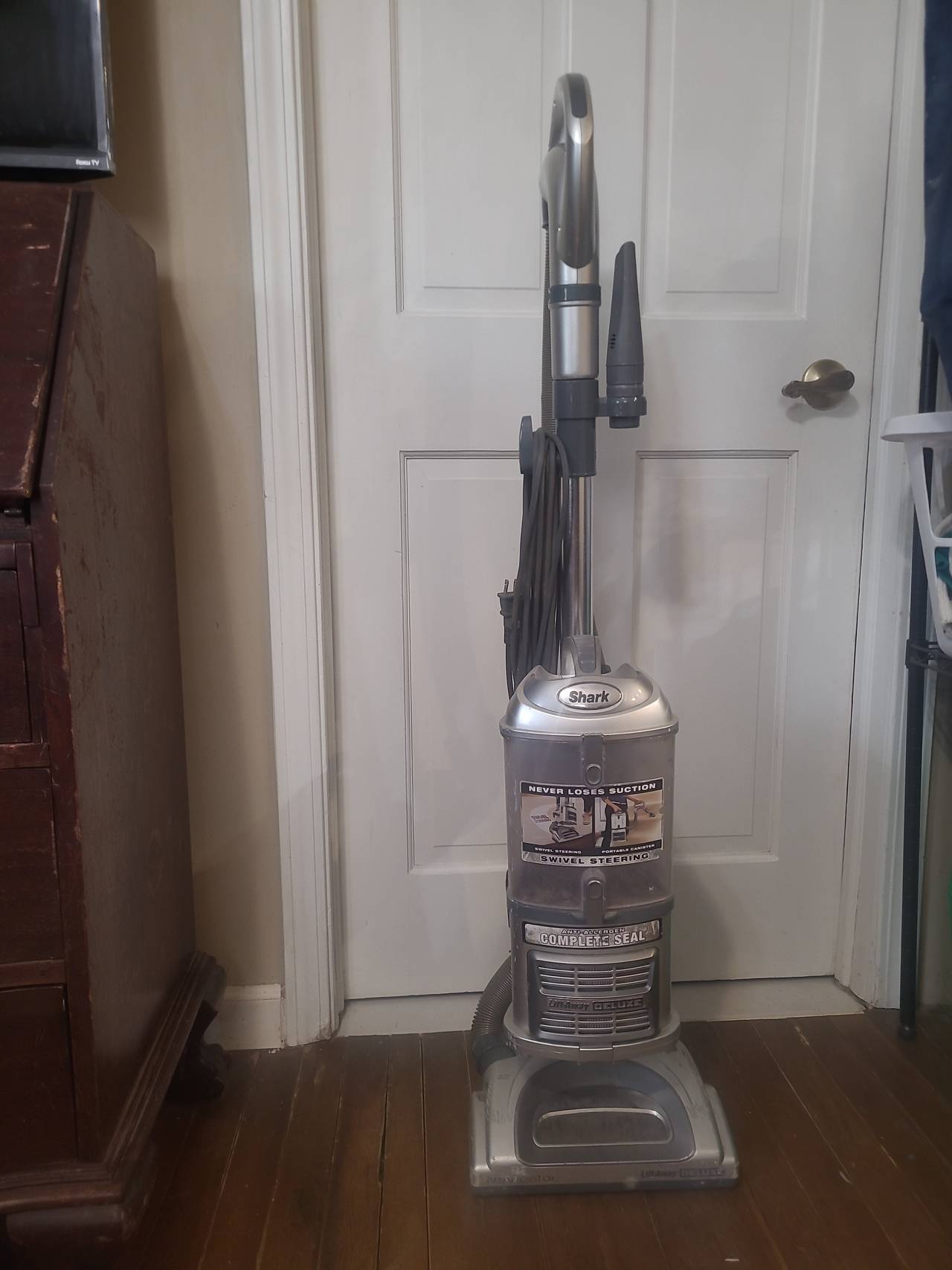 Shark Navigator Lift-Away Deluxe Upright Vacuum