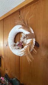 White Cozy Christmas Wreath with Gingerbread Man Accents - Image 3