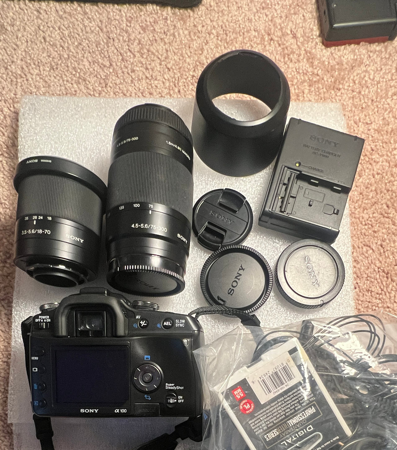 Sony Alpha DSLR-A100 Digital SLR Camera Kit