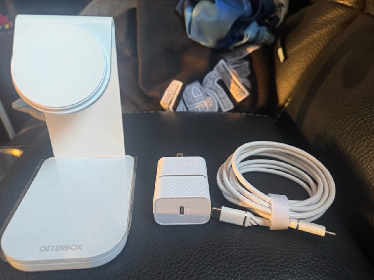 OtterBox MagSafe 3-in-1 Wireless Charging Stand White