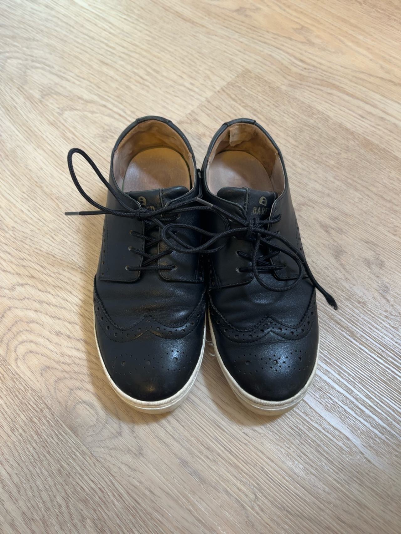 Bared Dovekie Black Leather Lace-Up Sneakers