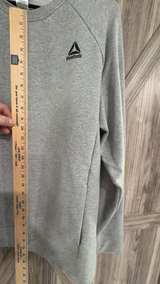 Reebok Men's Heather Grey pocketed Crewneck Sweatshirt Medium - Image 8