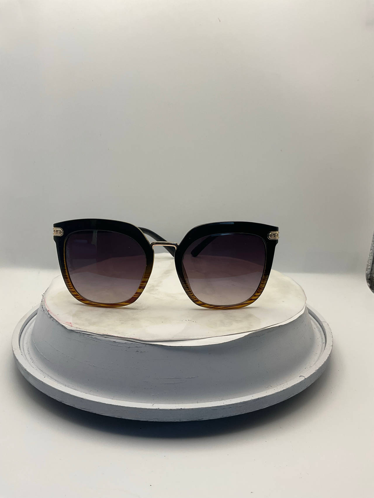 Tahari Oversized Square Two-Tone Sunglasses 
HHTH1012-R TH712 OXWD