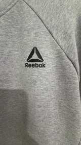Reebok Men's Heather Grey pocketed Crewneck Sweatshirt Medium - Image 3