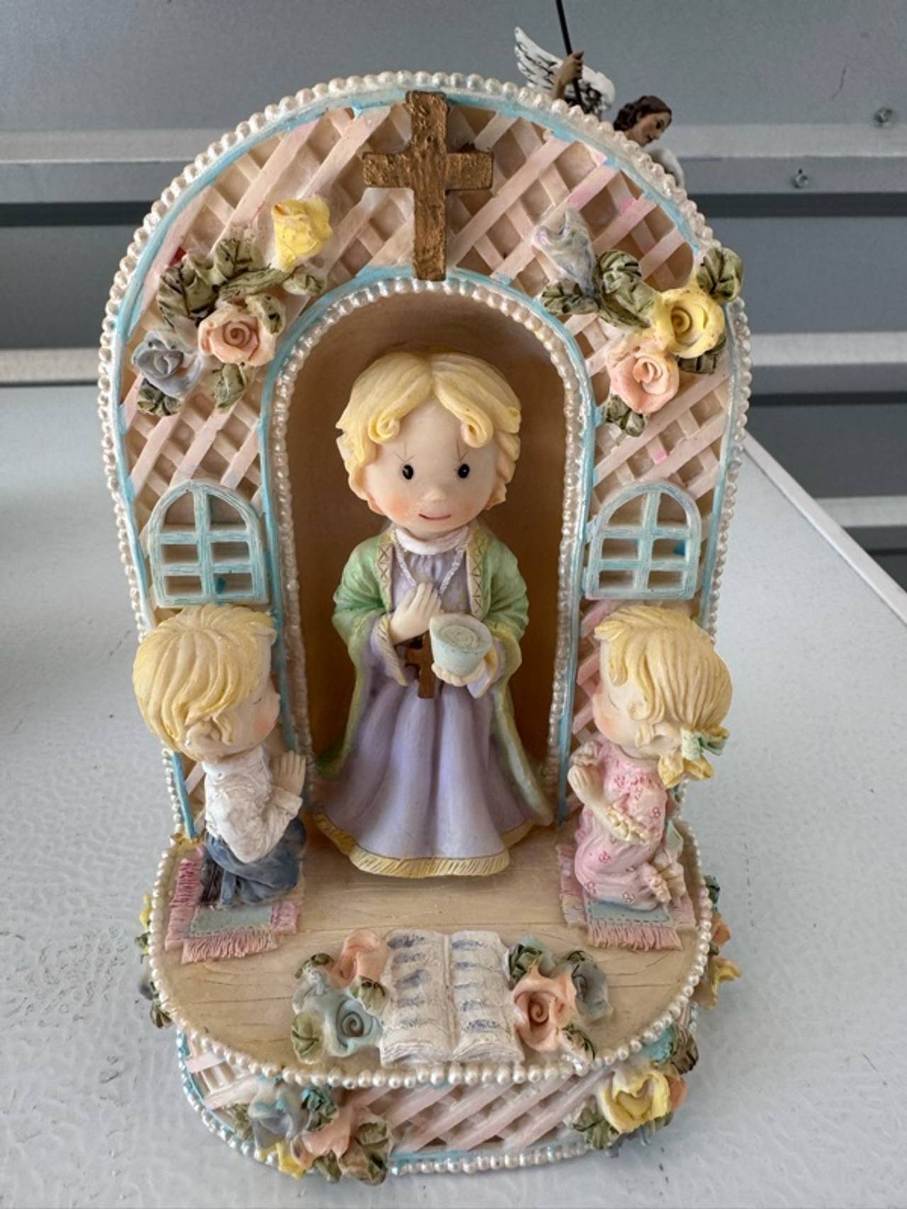 Precious Moments Figurine - 2 Children Praying with Mother