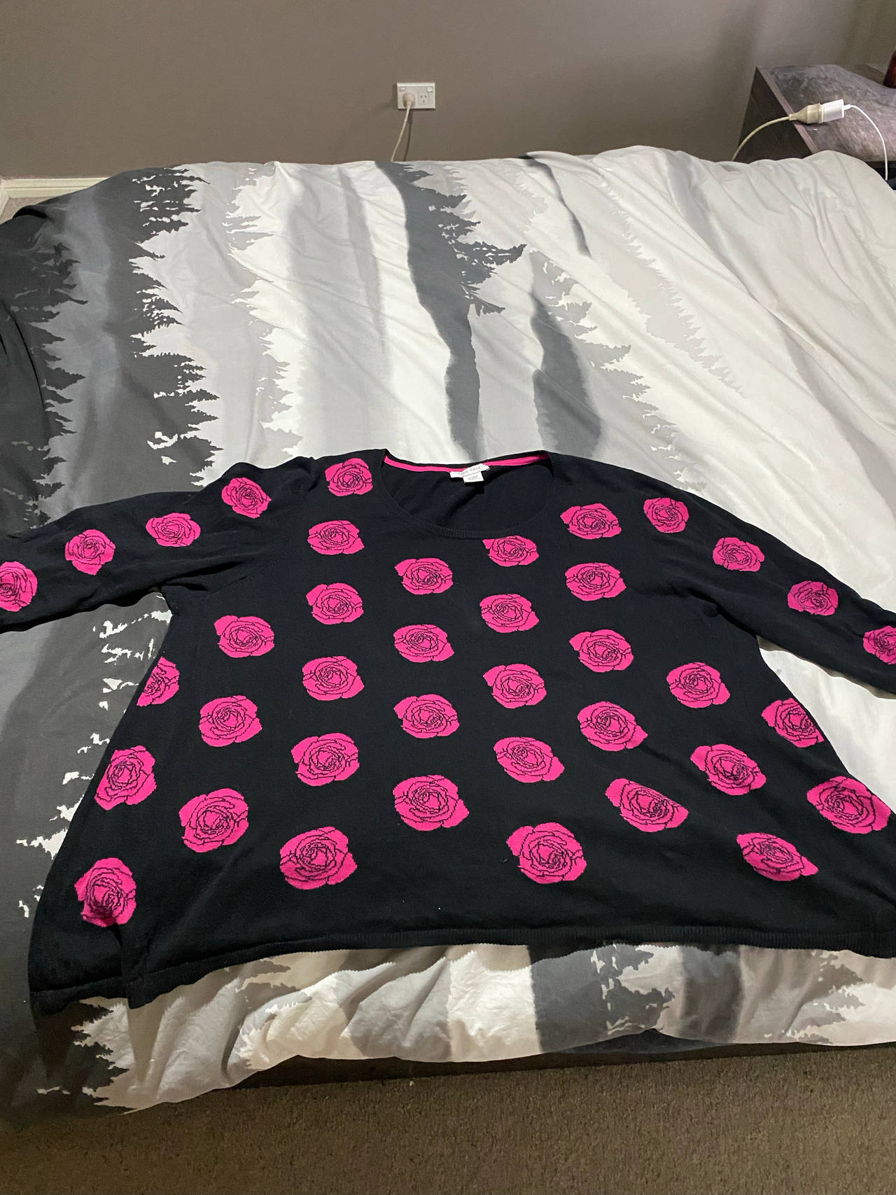 3 XL 4 XL Black Sweater with Pink Rose Print