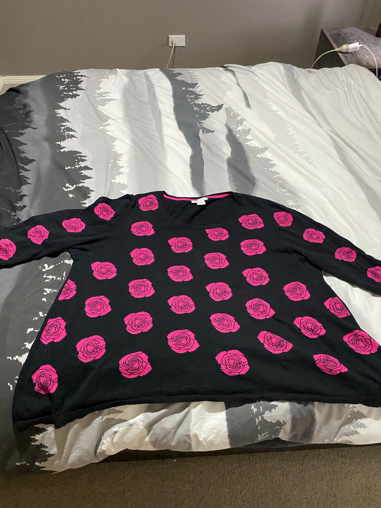 3 XL 4 XL Black Sweater with Pink Rose Print