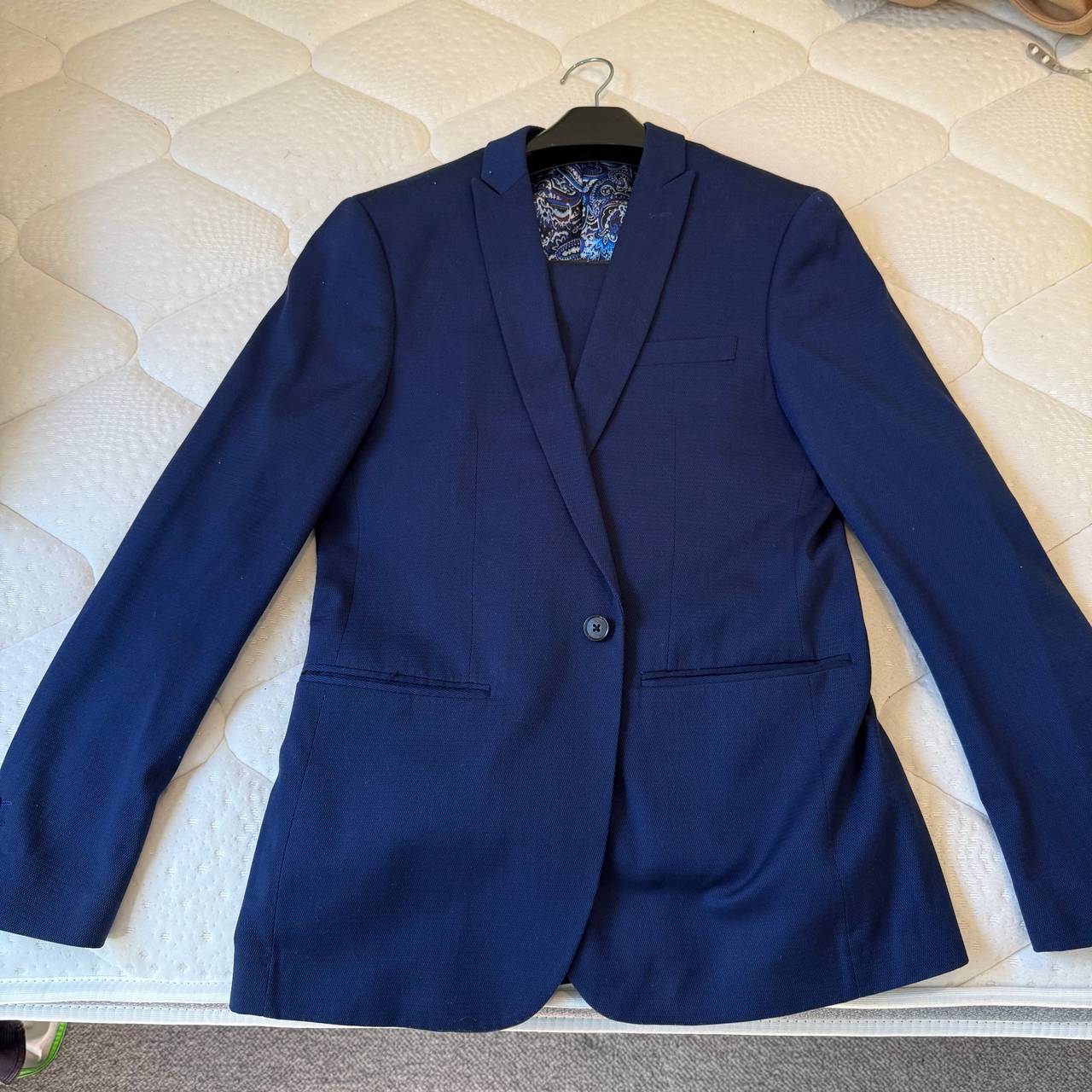 Politix Men's Navy Blue Suit Jacket and Pants (Medium)