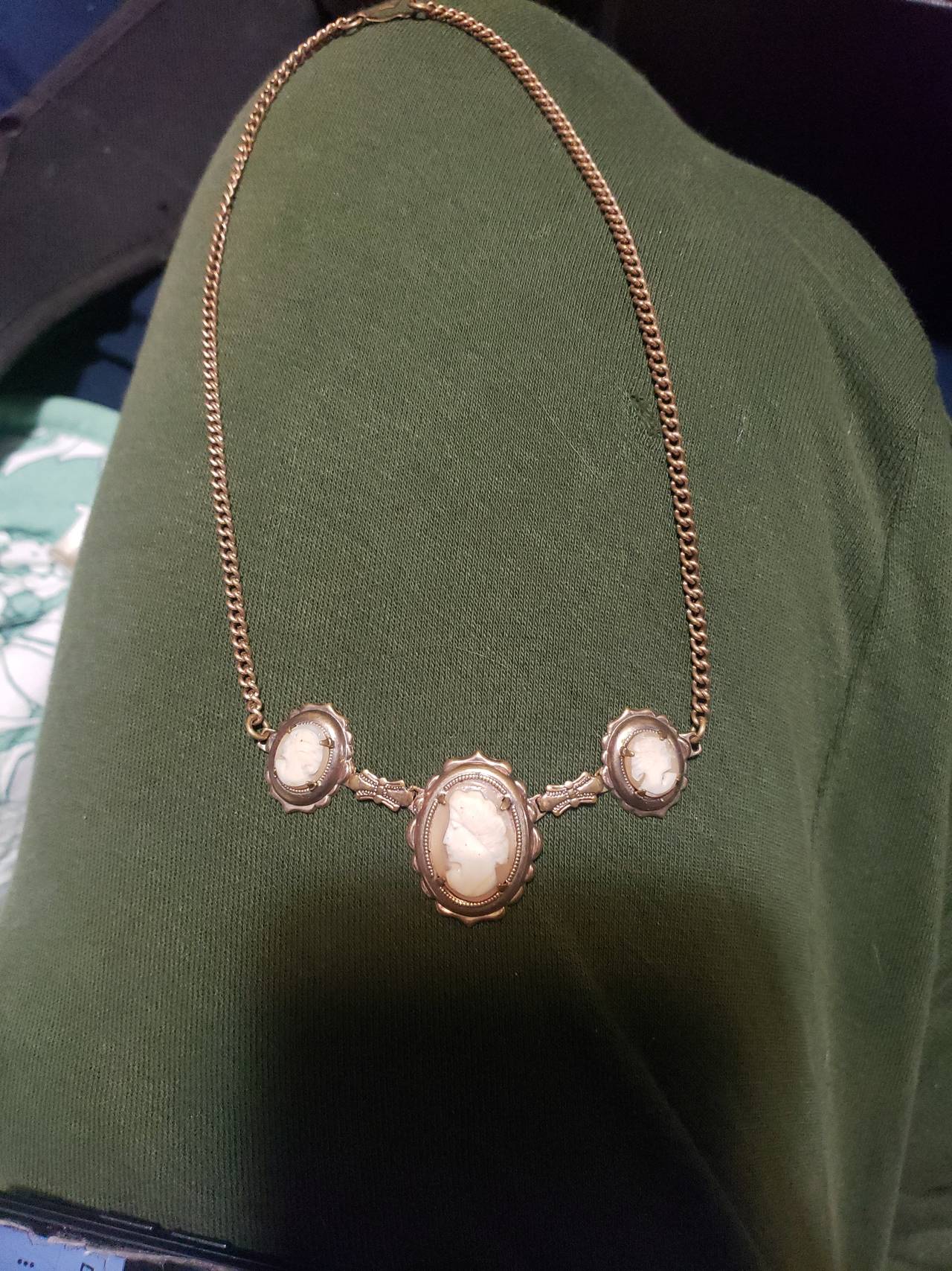 Vintage 3-Station Shell Cameo Necklace