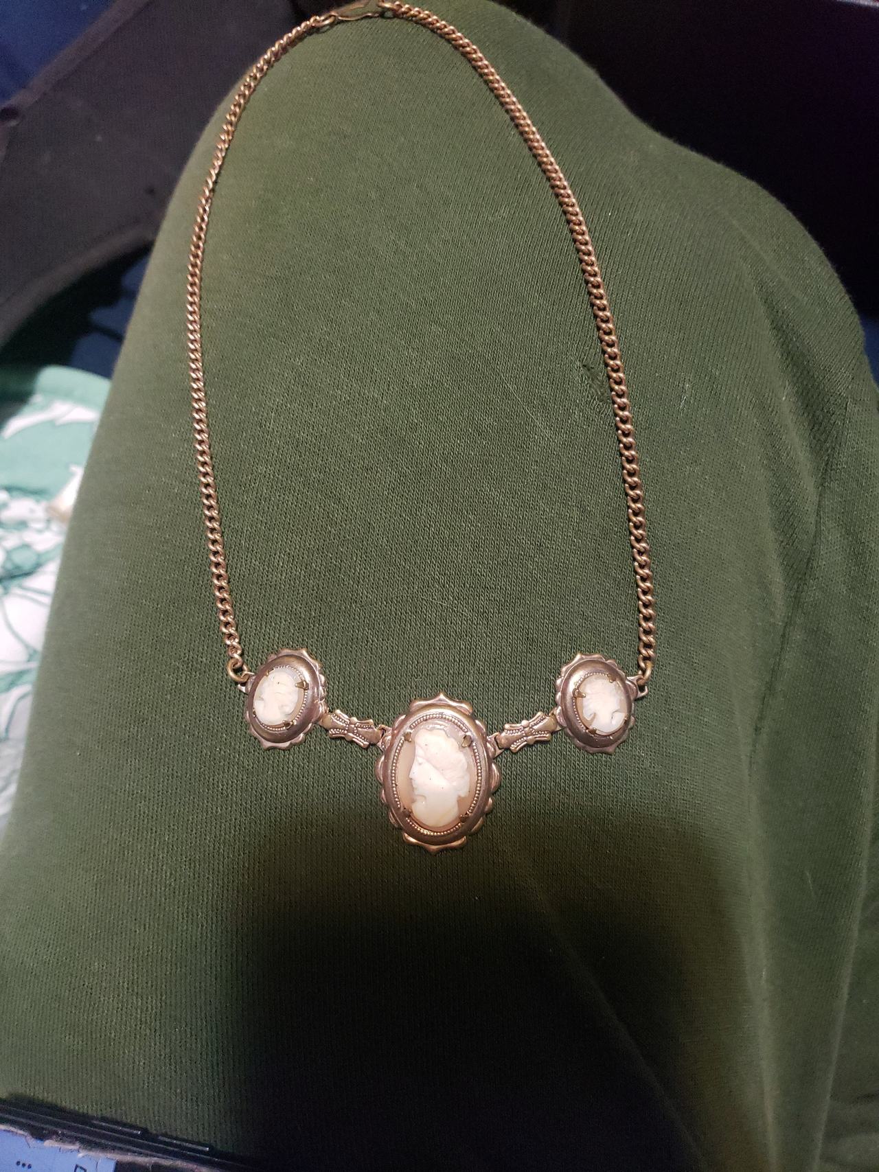 Vintage 3-Station Shell Cameo Necklace