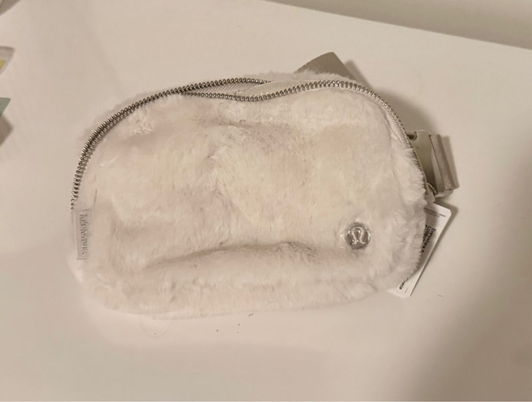 Lululemon Everywhere Belt Bag Plush Fleece Bone Silver