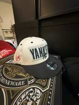 New Era New York Yankees Crest 9FIFTY Snapback Hat White/Navy - Image 1
