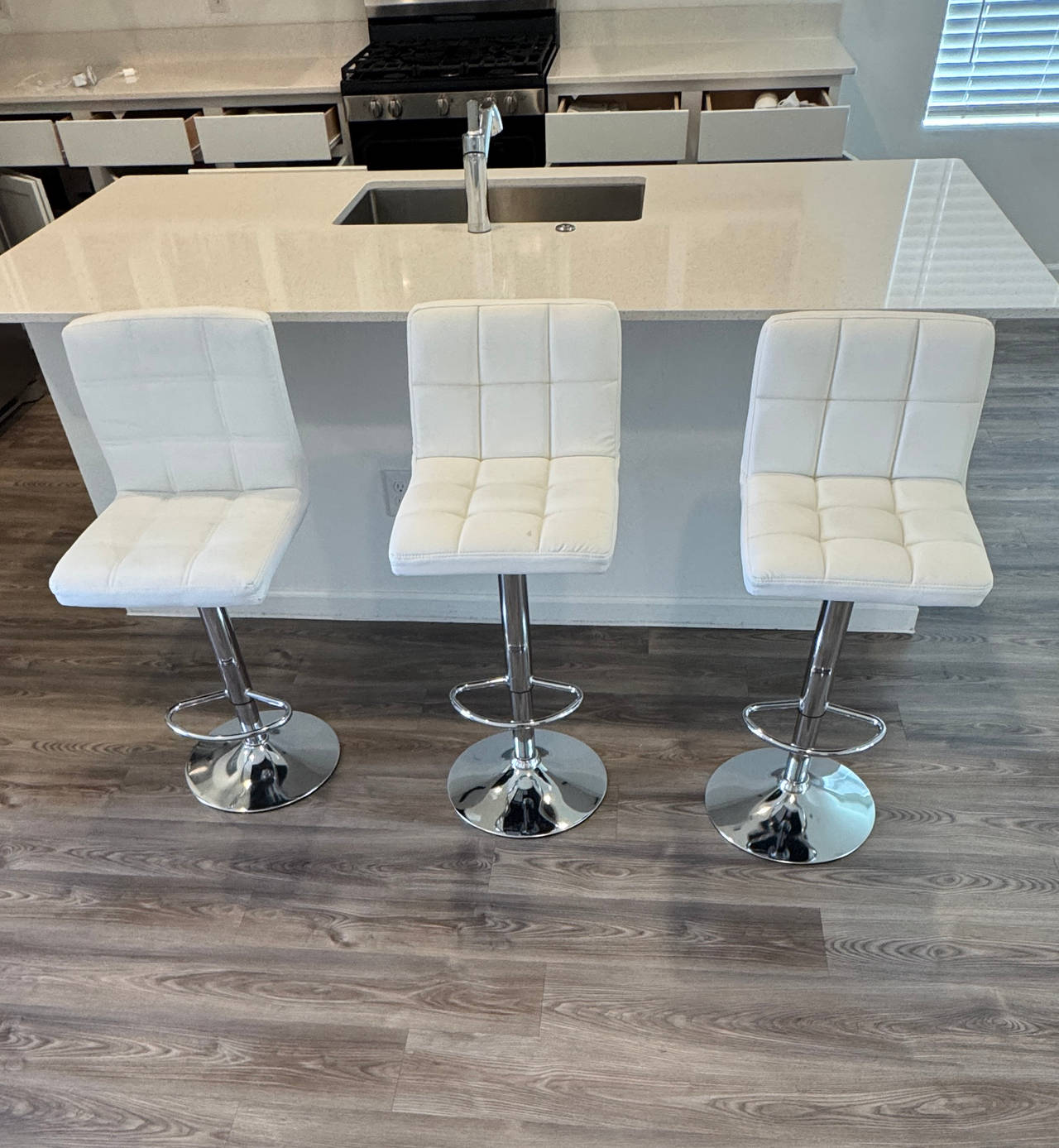 3x White Tufted Adjustable Swivel Bar Stools