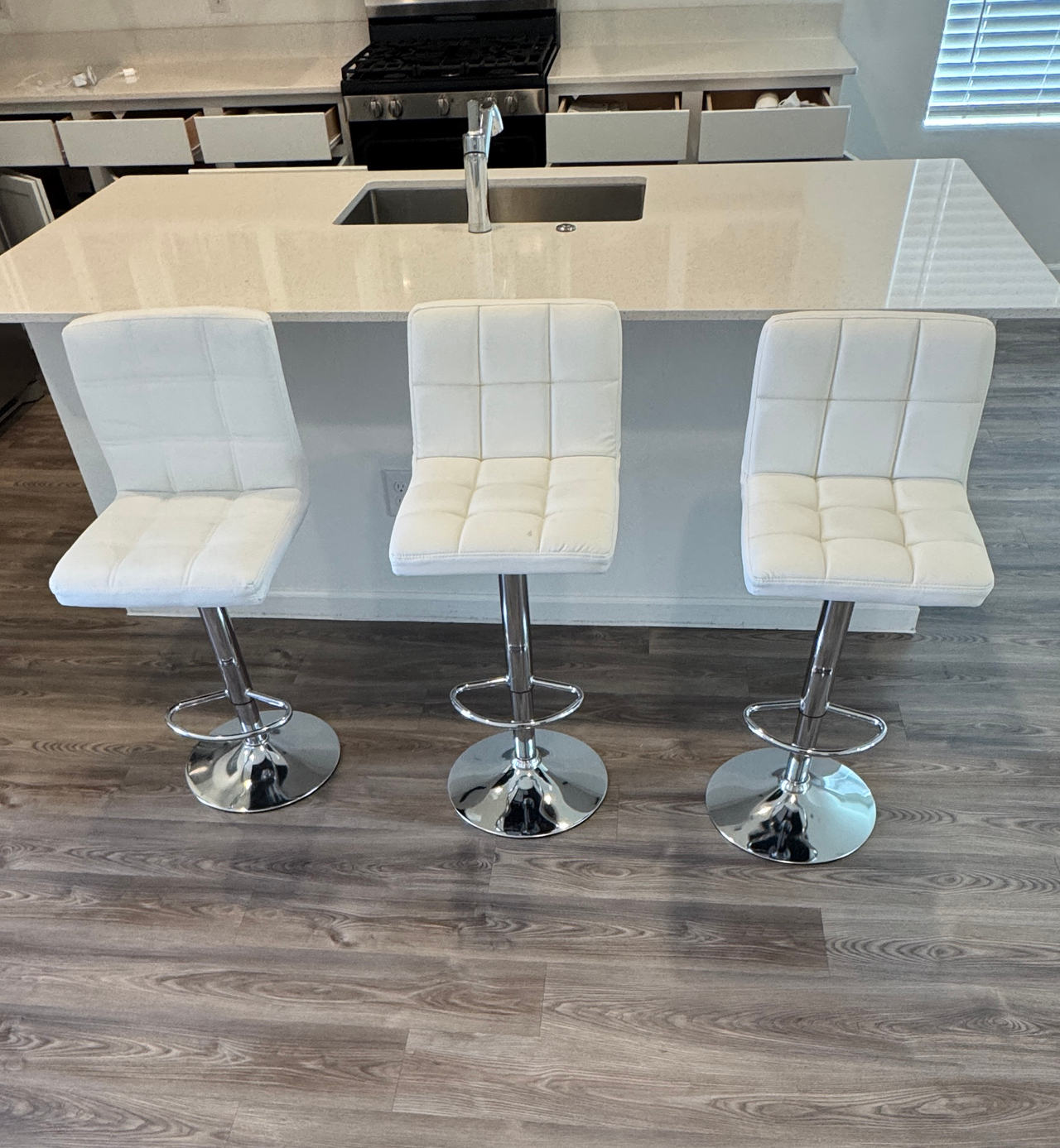 3x White Tufted Adjustable Swivel Bar Stools