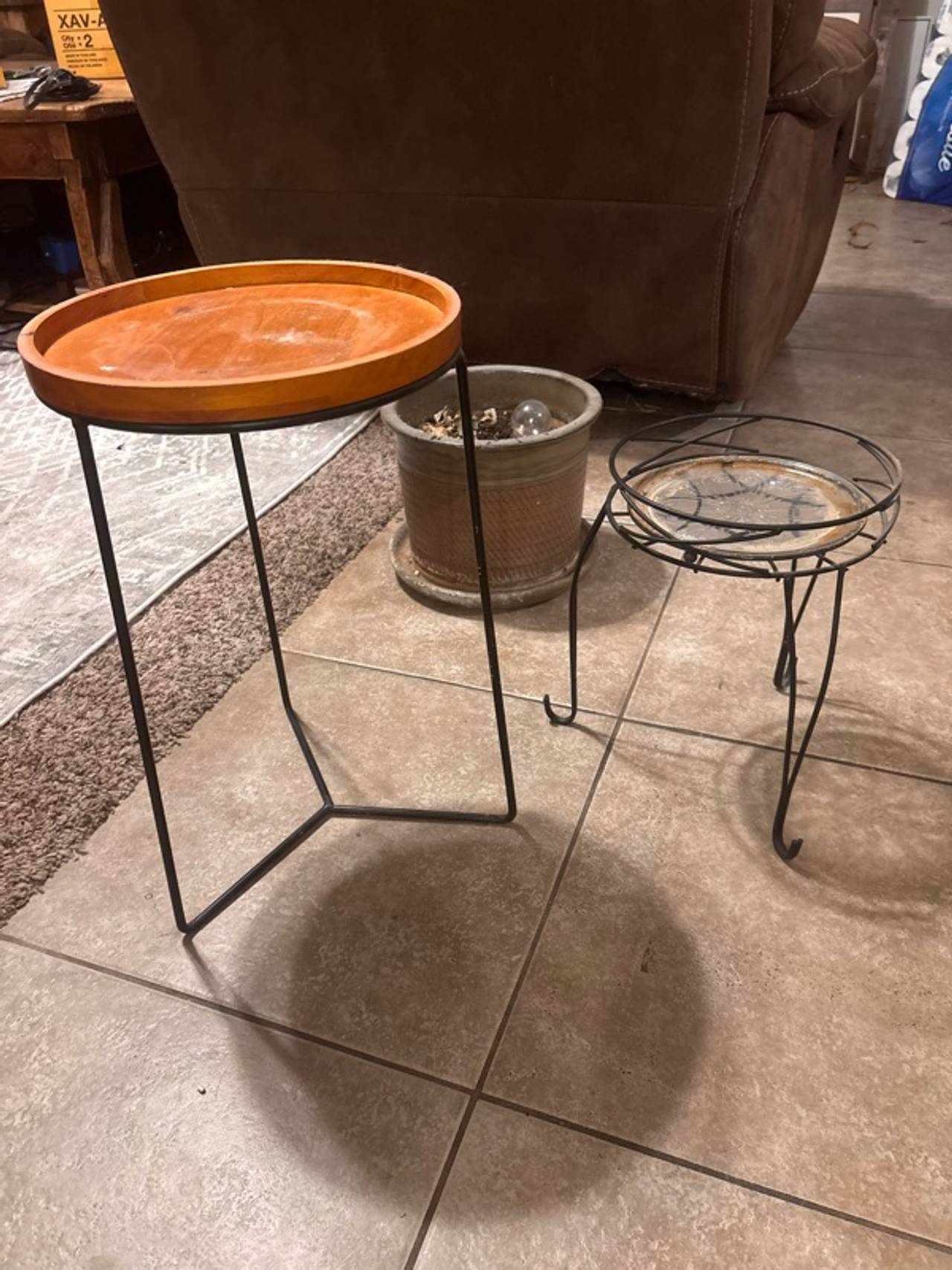 **MUST GO**
Round Metal Frame Plant Stand
