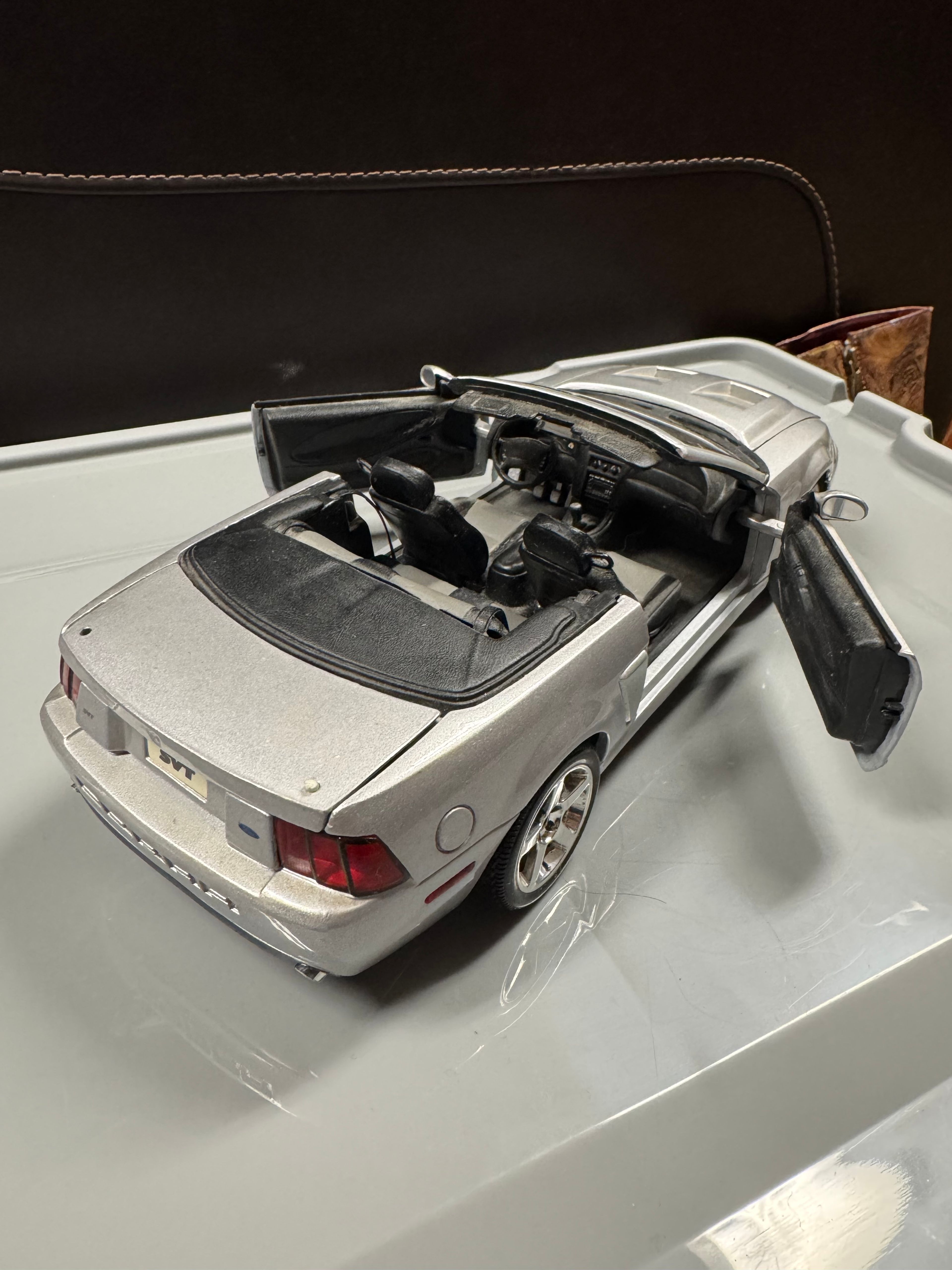 Maisto 1:18 2003 Ford Mustang SVT Cobra Convertible - Image 2