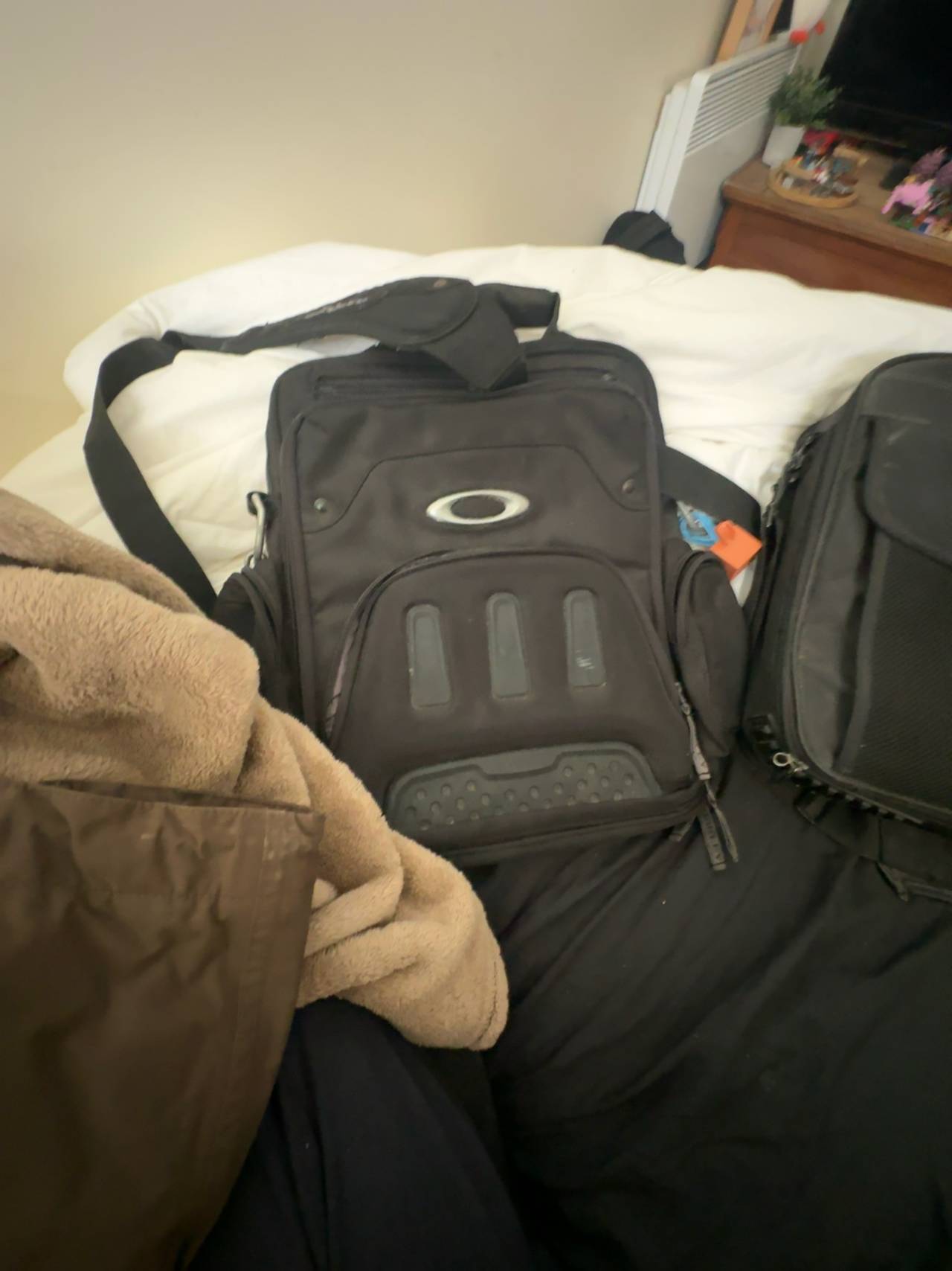 Oakley Vertical Messenger Bag Black