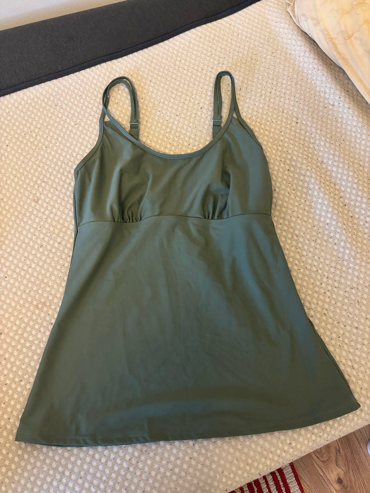 Old Navy Empire-Waist Tankini Swim Top
size L, only tried on never warn