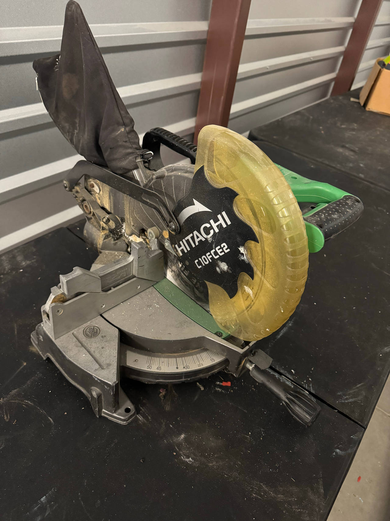 Hitachi C10FCE2 10-Inch Compound Miter Saw