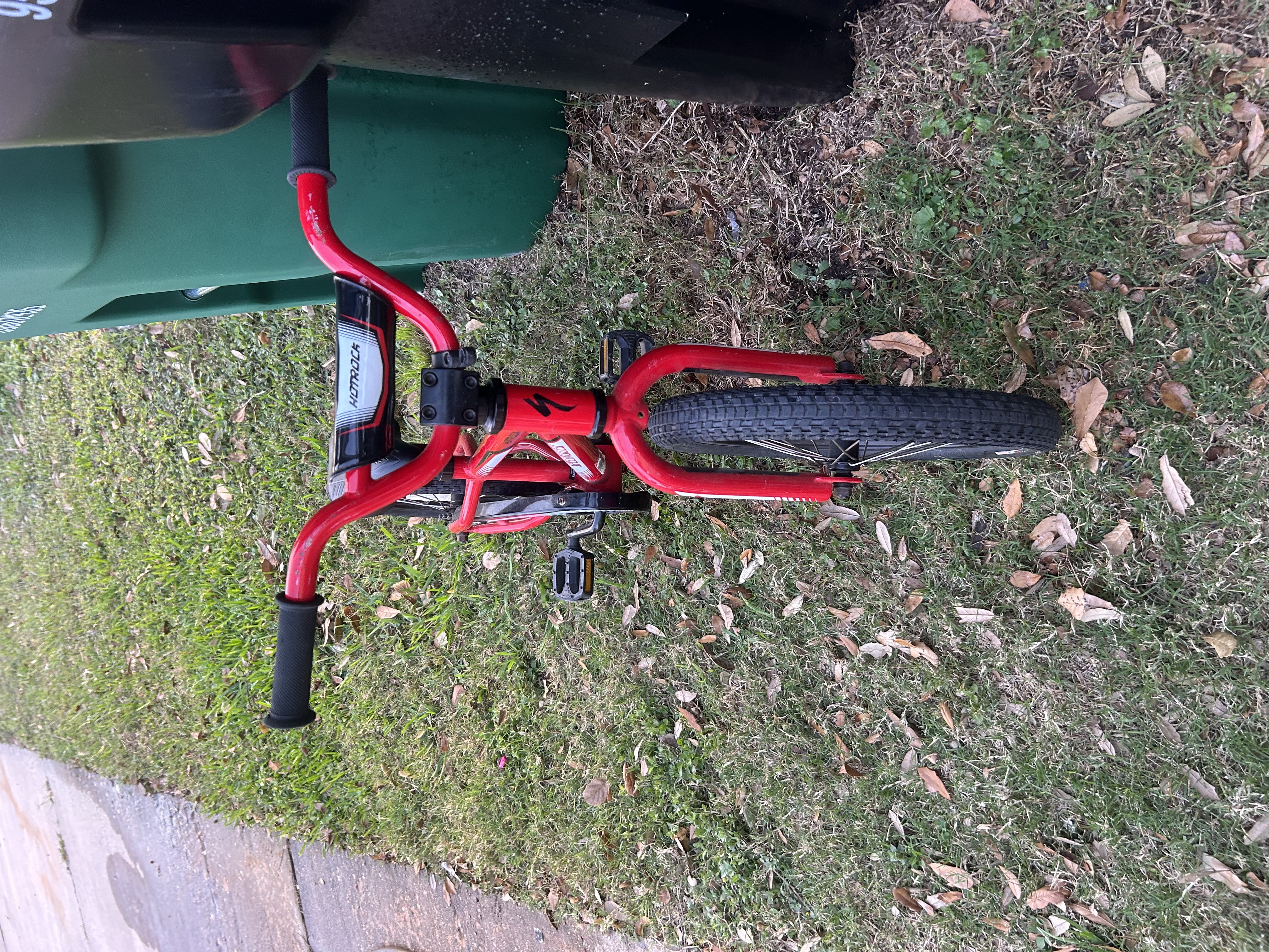 Specialized Hotrock 16 Red/White Kids Bike - Image 3