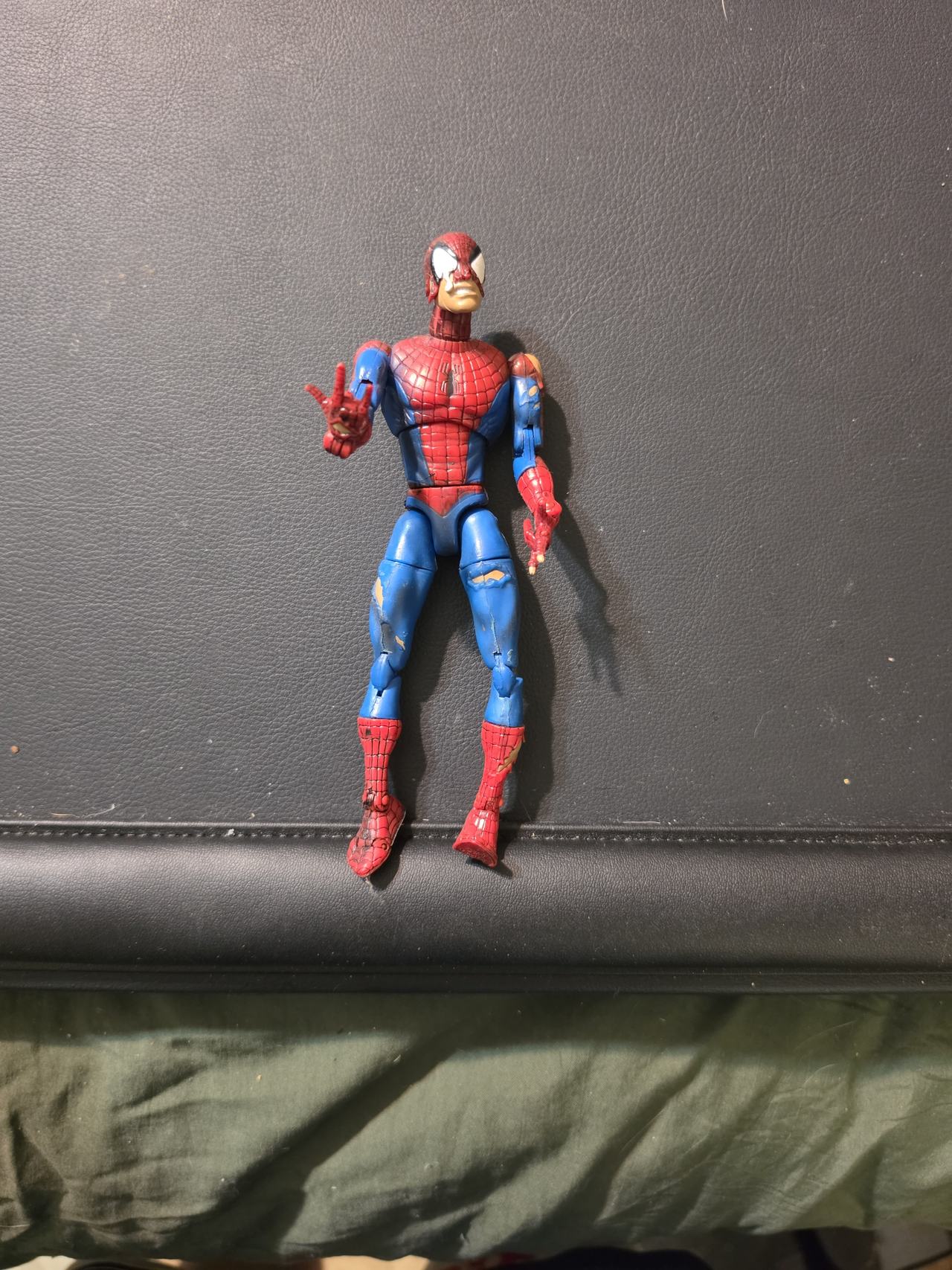 Toy Biz Spider-Man Classics Battle Worn Spider-Man Action Figure