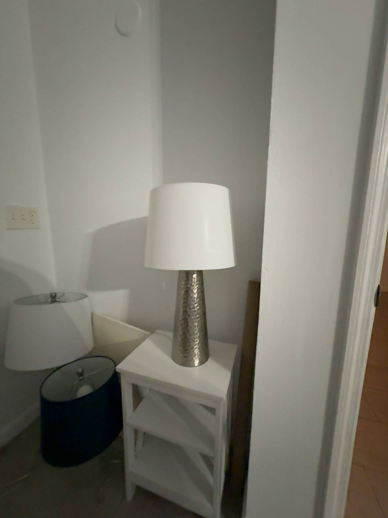 Safavieh Silver Leaf Hammered Table Lamp with White Fabric Shade