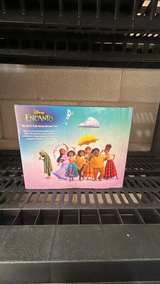 Disney Encanto Madrigal Family Small Doll Gift Set - Image 3