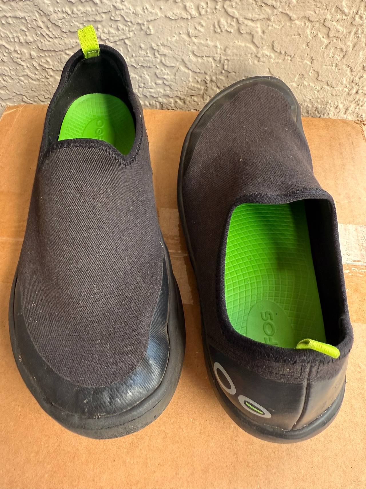 OOFOS OOmg Low Shoe Black/Lime Size 6.5