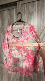 Dear Scarlett Floral Roll-Tab Sleeve V-Neck Top size large pink floral - Image 4
