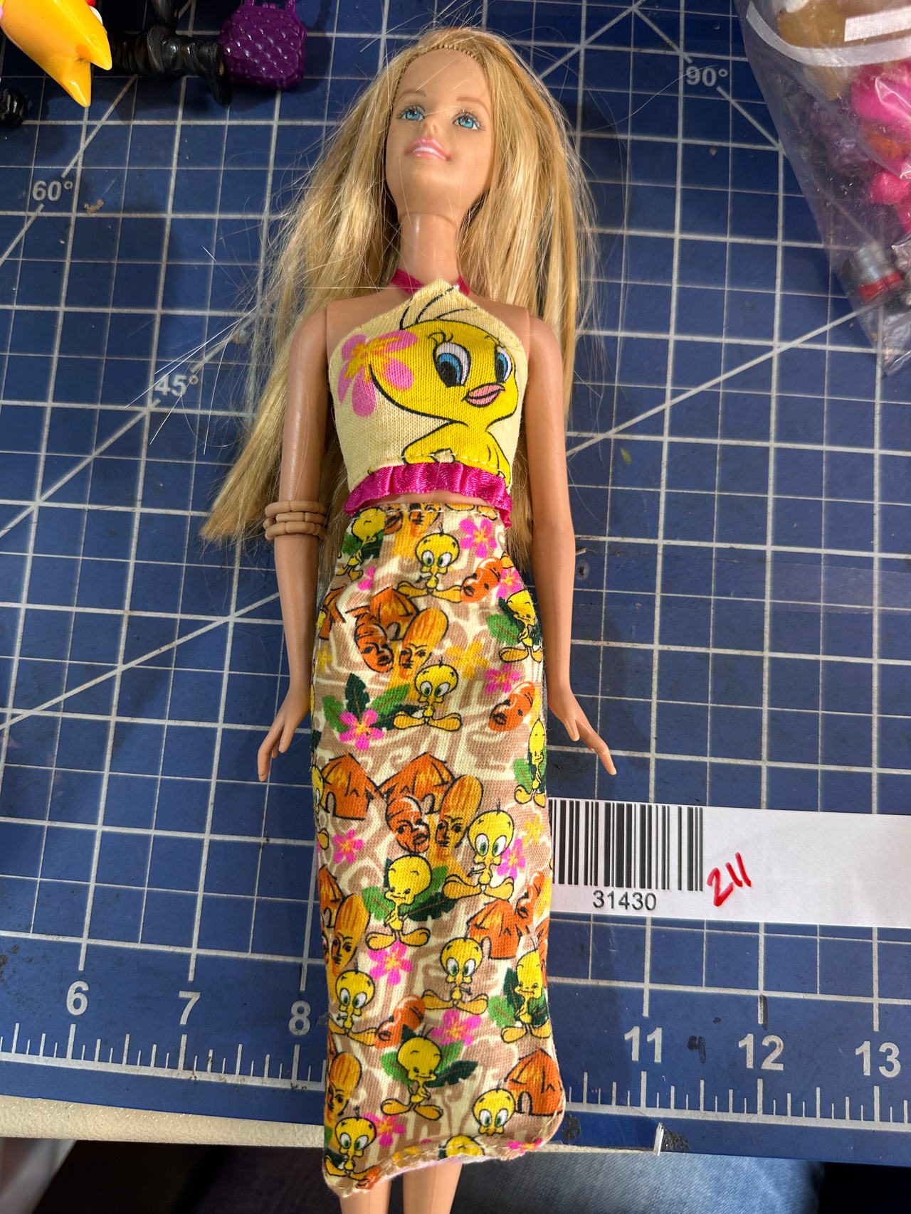 Barbie Looney Tunes Tweety Bird retro Fashion Doll. 211