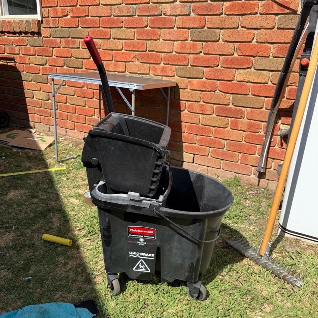 Rubbermaid WaveBrake 35 Qt Black Side-Press Mop Bucket with Wringer