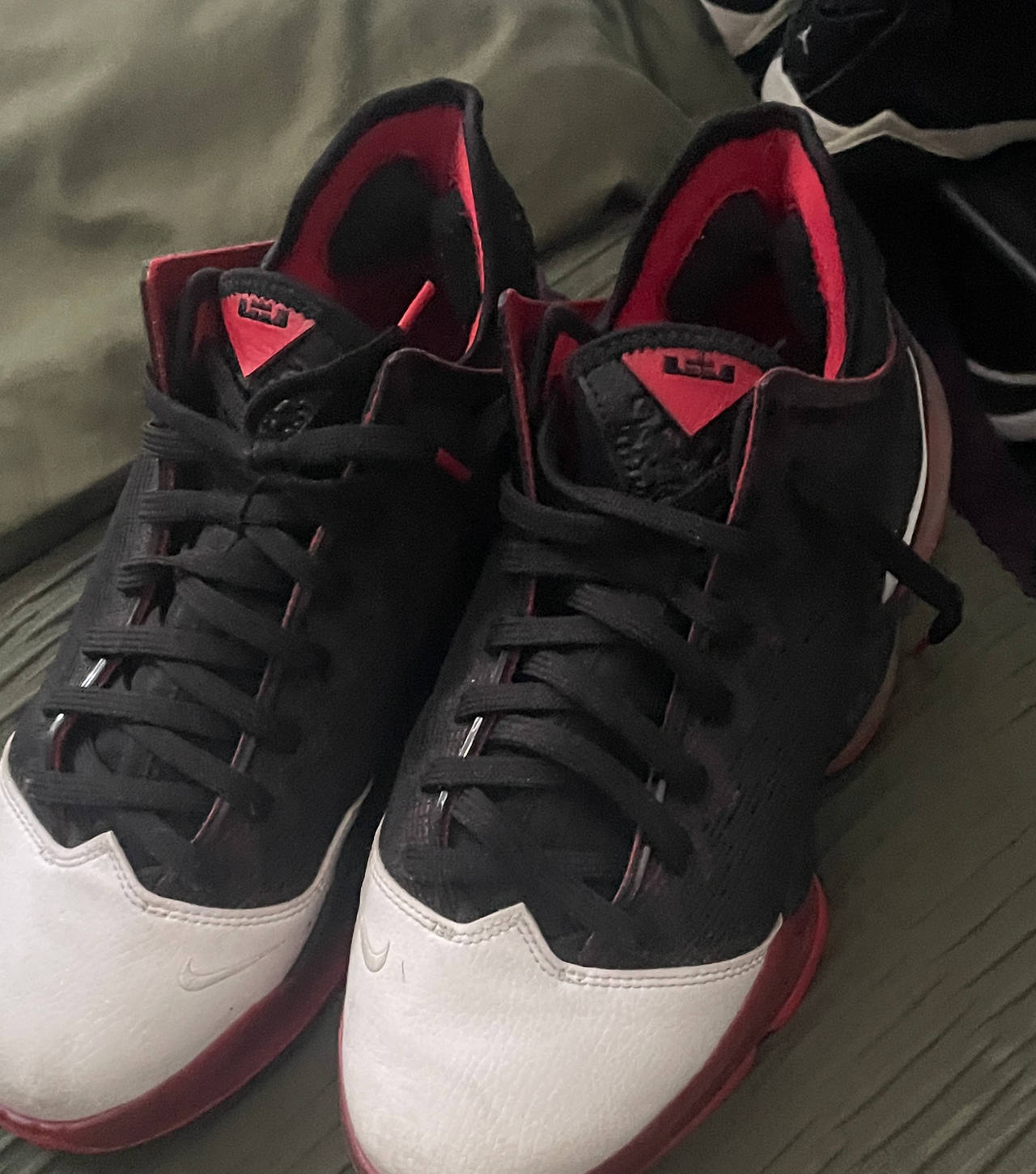 Nike LeBron 16 Low Black White Red
