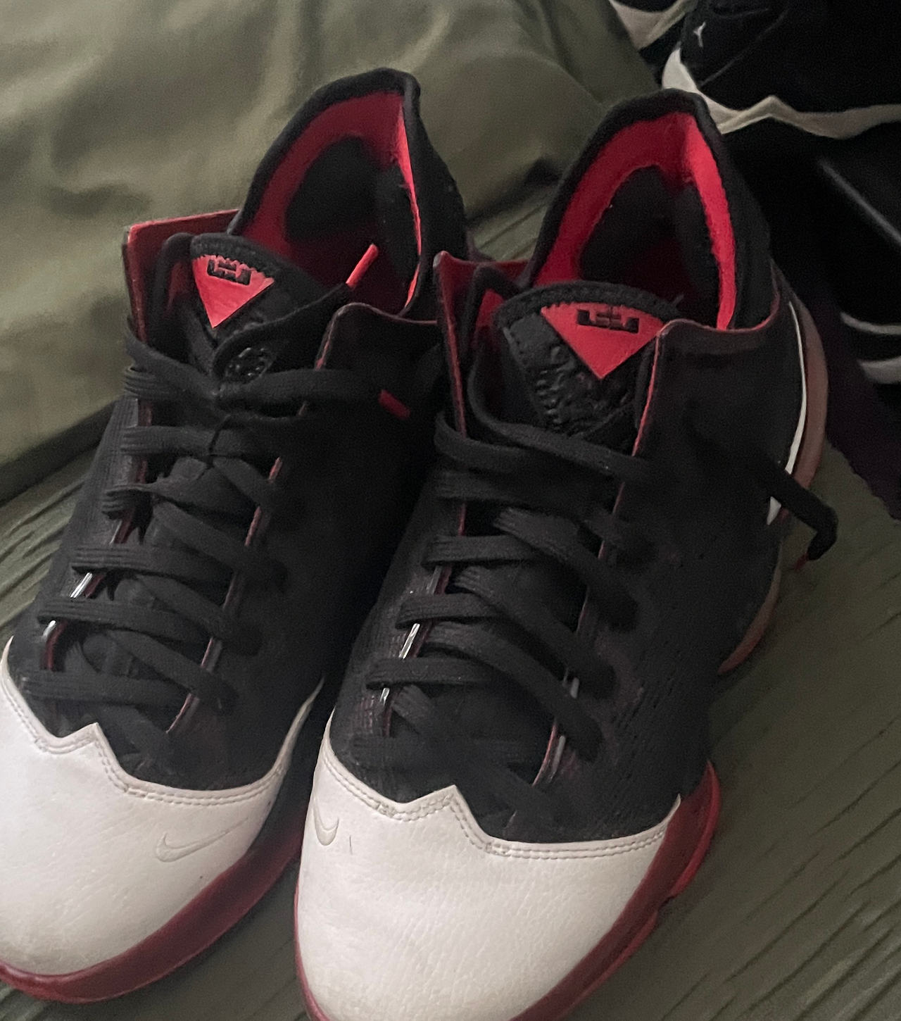 Nike LeBron 16 Low Black White Red