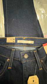 Levi's Women's 724 High Rise Slim Straight Jeans - Image 2