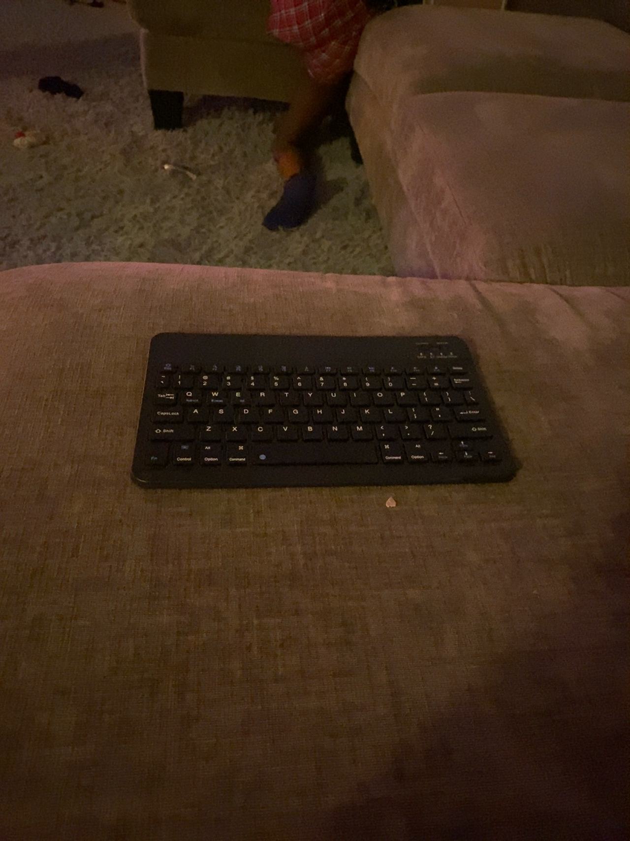 Dilwe French AZERTY Ultra-Thin Bluetooth Keyboard