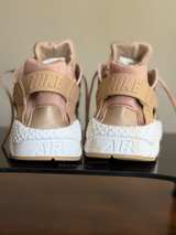 Size 10 Nike Air Huarache Run Metallic Rose Gold Athletic Shoes Pink  859429-900 - Image 2