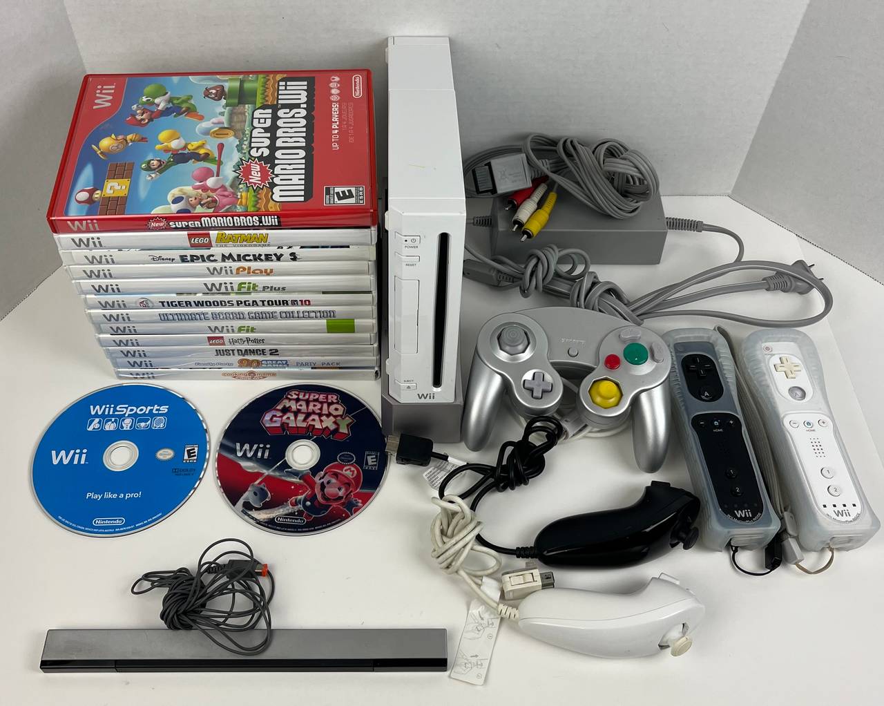 Modded Nintendo Wii 15 Games 3 Controllers 2 Nunchucks 