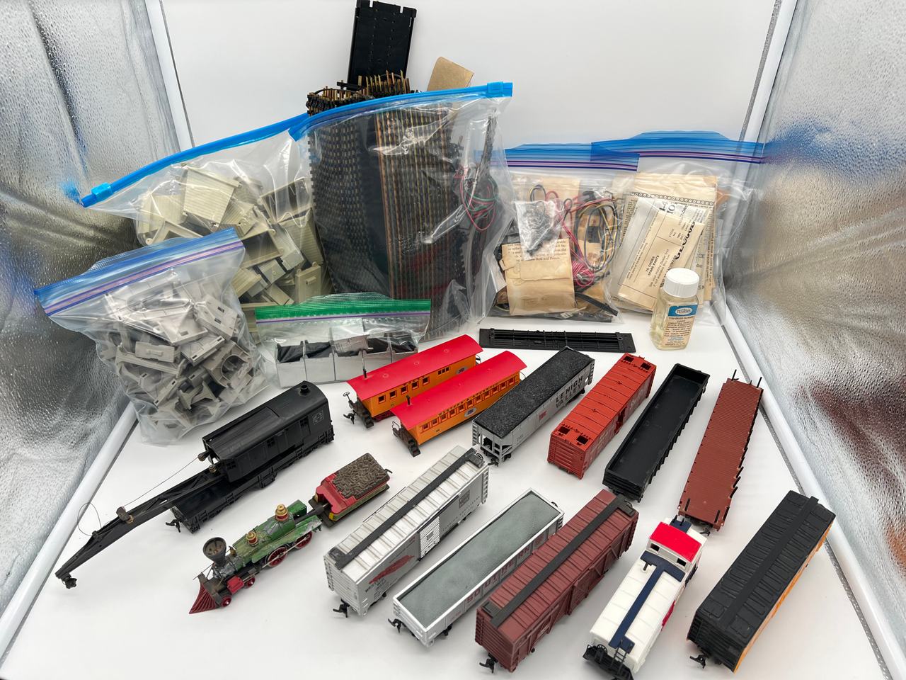 Large Vintage HO Scale Train Lot Cars Track 3 Transformers Bridges Parts Unteste