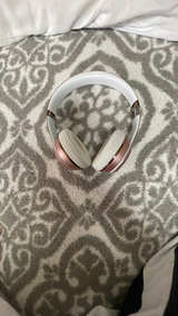 Beats Solo3 Wireless On-Ear Headphones Rose Gold - Image 2