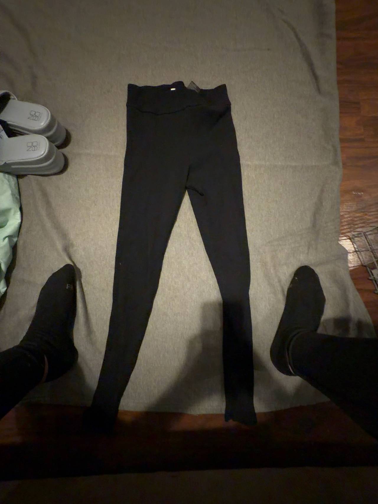 Divided black ribbed leggings