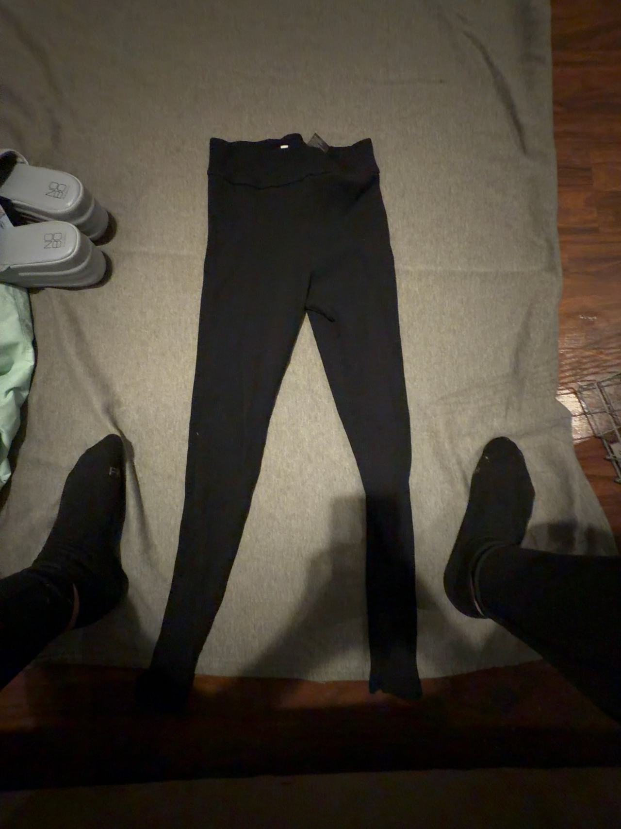 Divided black ribbed leggings