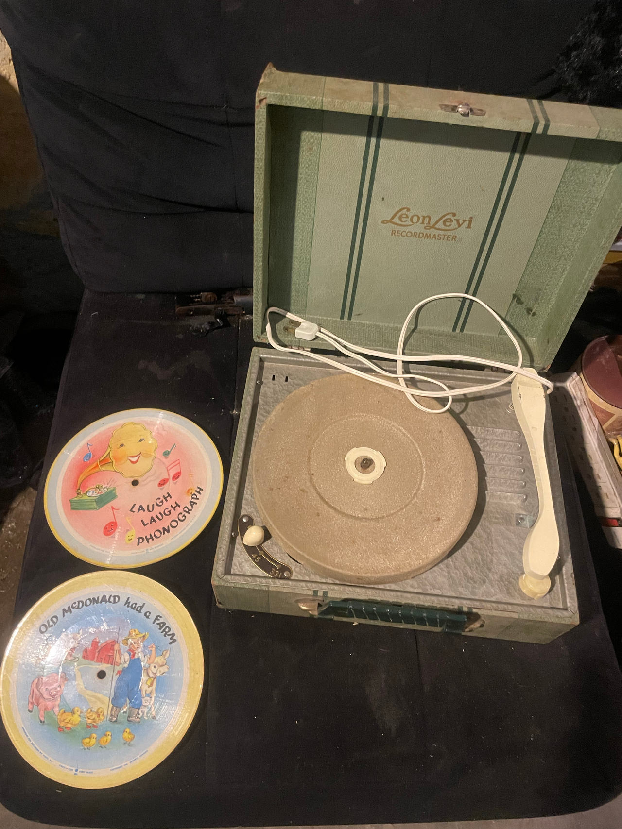 Leon Levi Recordmaster Portable Phonograph