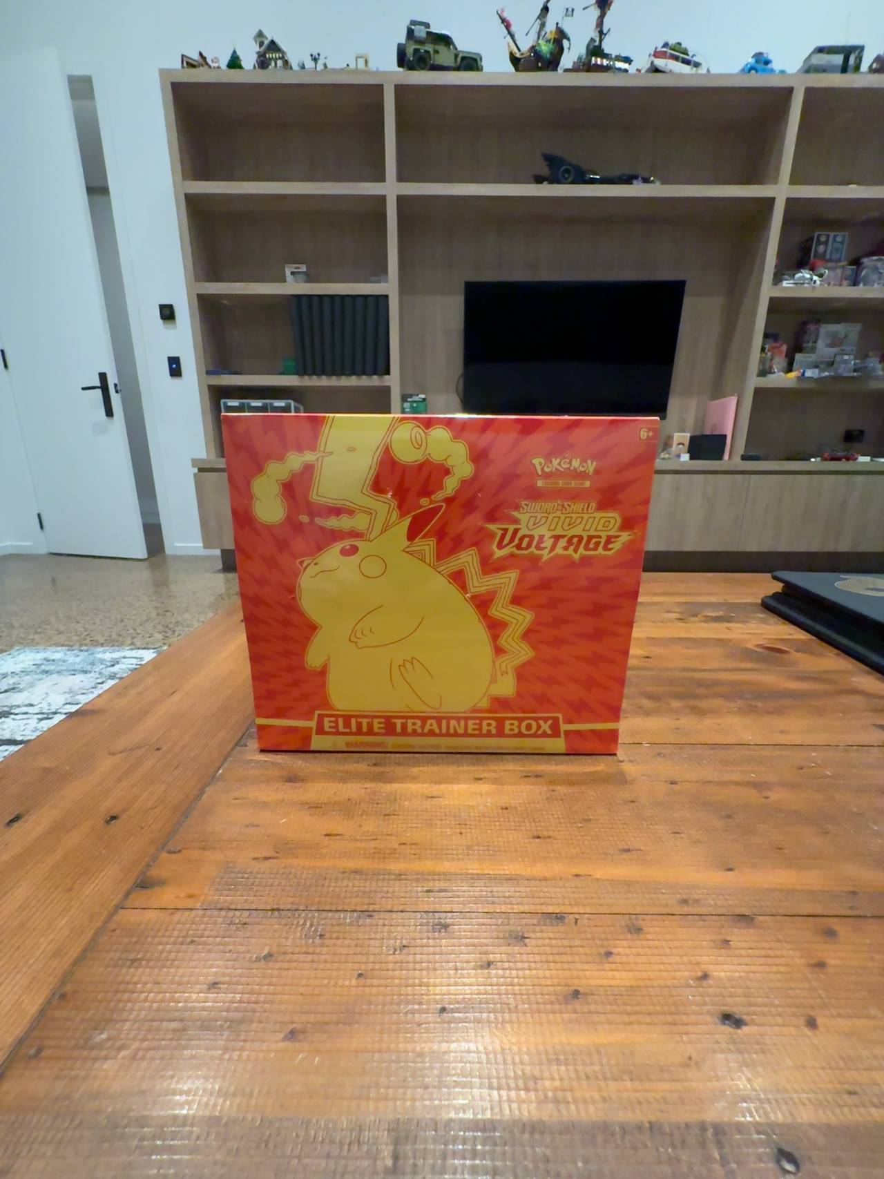 Pokémon Vivid Voltage Elite Trainer Box (Sealed)