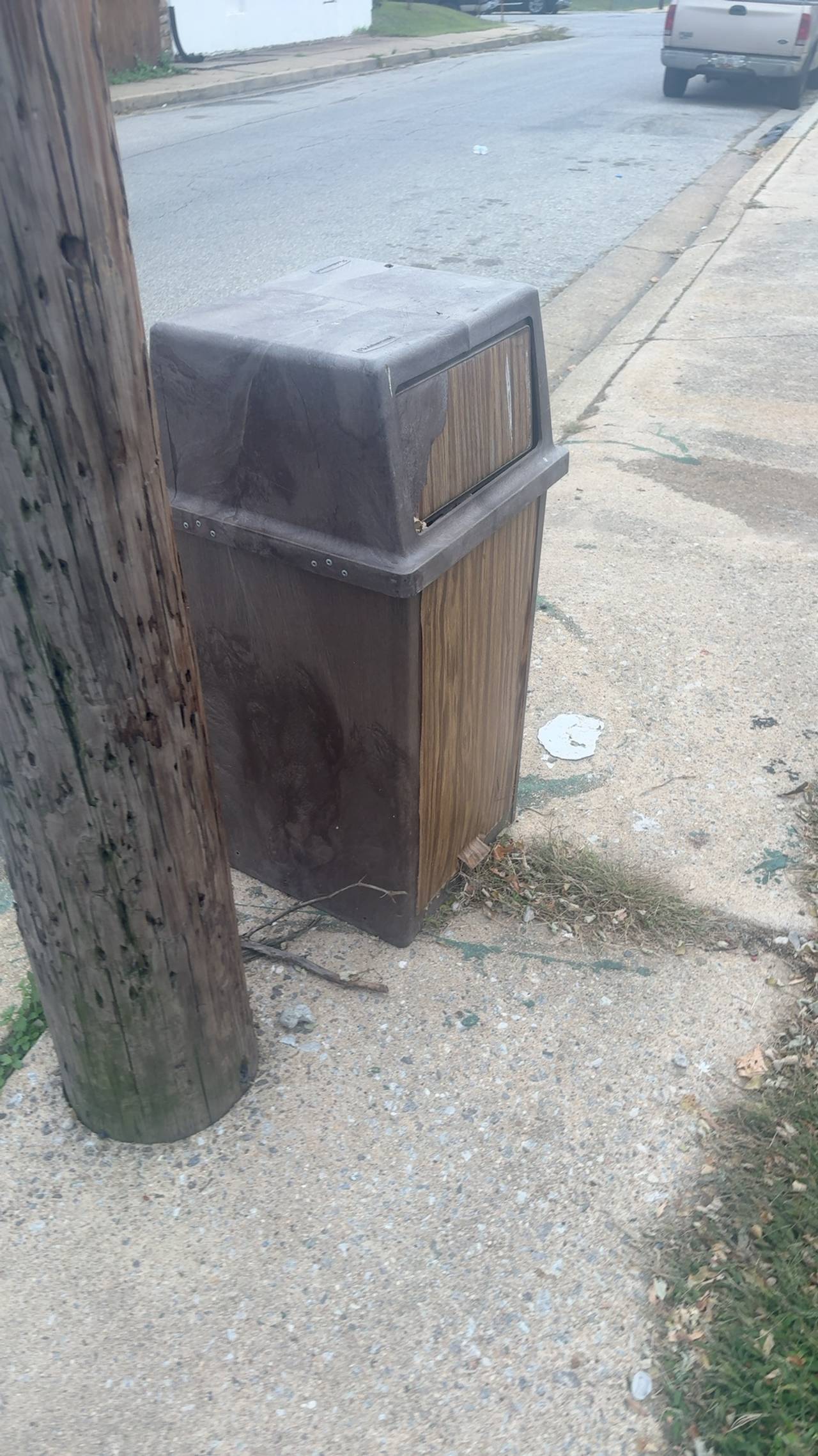 Rubbermaid Glutton 56 Gallon Brown Trash Can