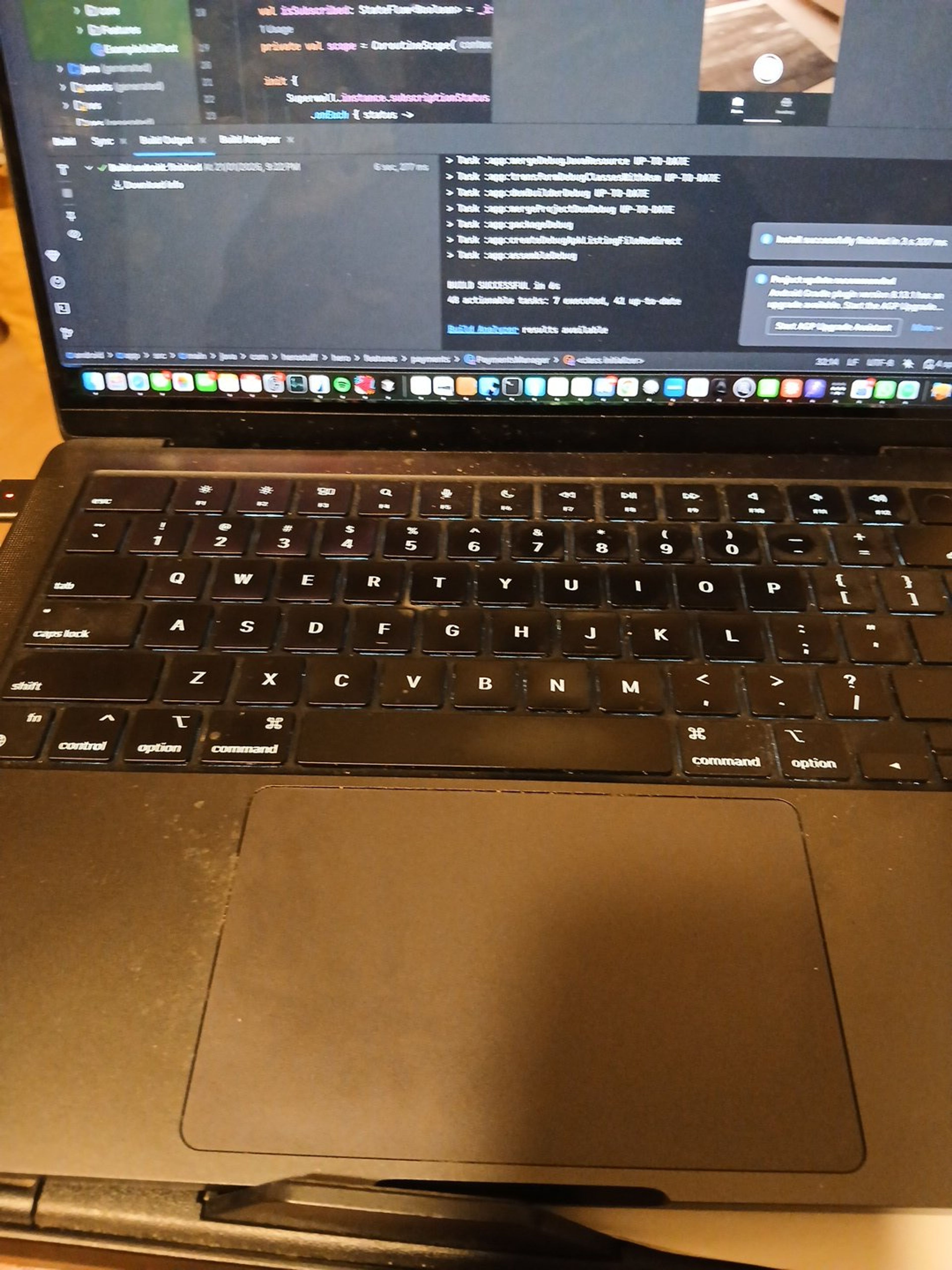 Apple MacBook Air M1 2020 - Image 2