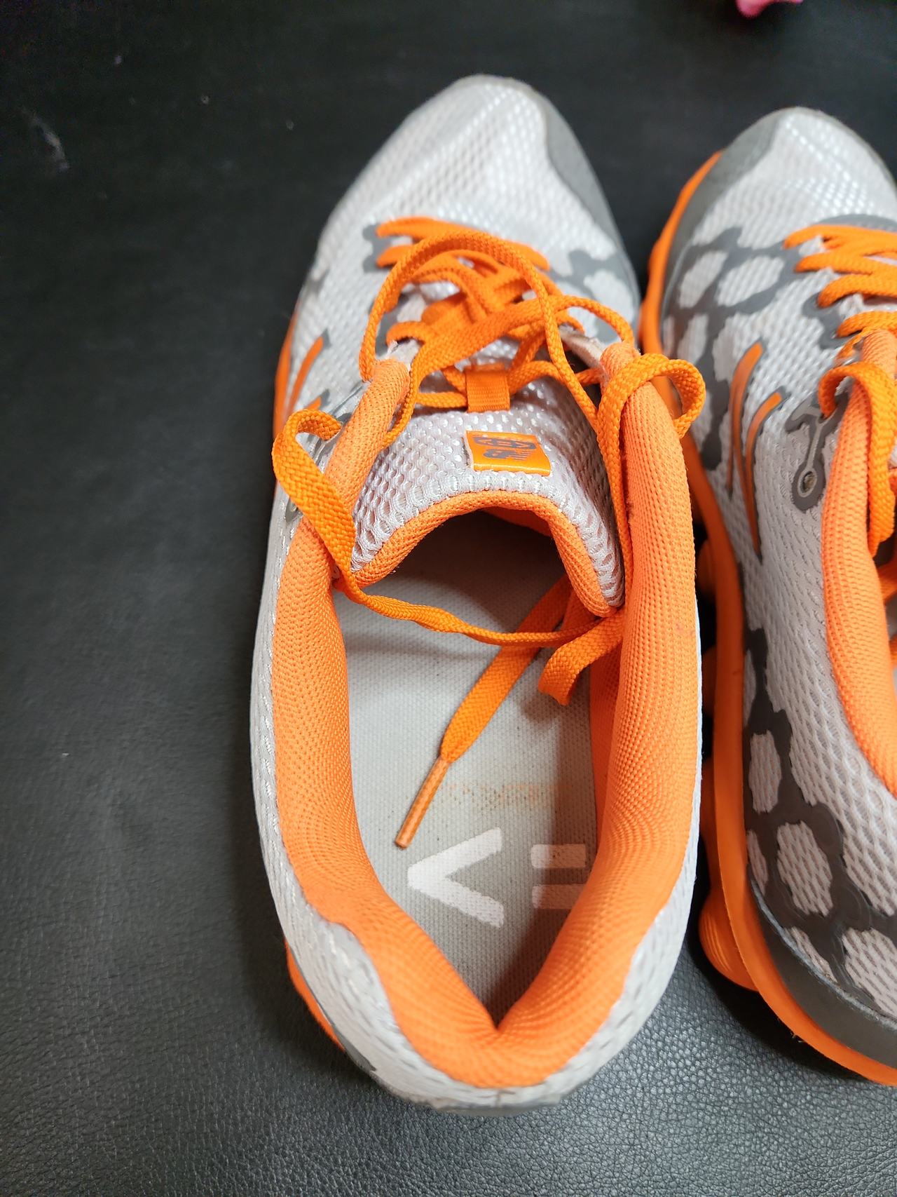 New Balance Minimus Ionix 3090 Grey Orange
size 6