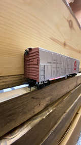 Bachmann HO Scale Swift's Premium 51' Steel Reefer Car - Image 4