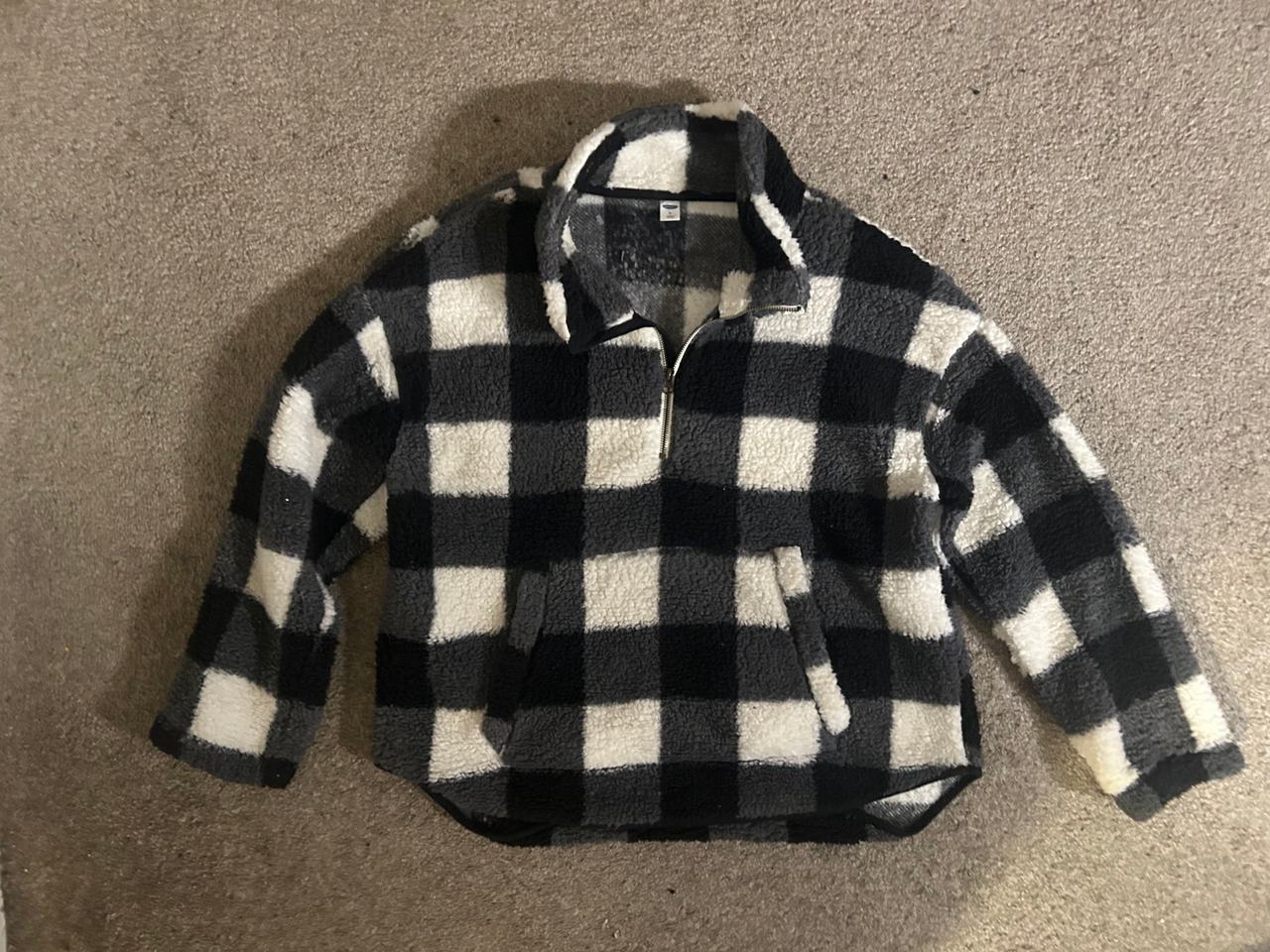 OLD NAVY  Women’s Old Navy Black and white plaid fleece pullover jacket