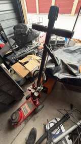 Strongway 35 Ton Air/Hydraulic Service Jack - Image 2