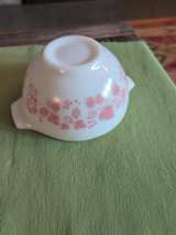 PYREX Gooseberry Pink Cinderella Mixing Bowl 441  1.5 pint - Image 1